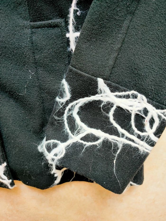 Manteau élégant noir à dessins blancs taille 42 marque cache cache - photo numéro 4