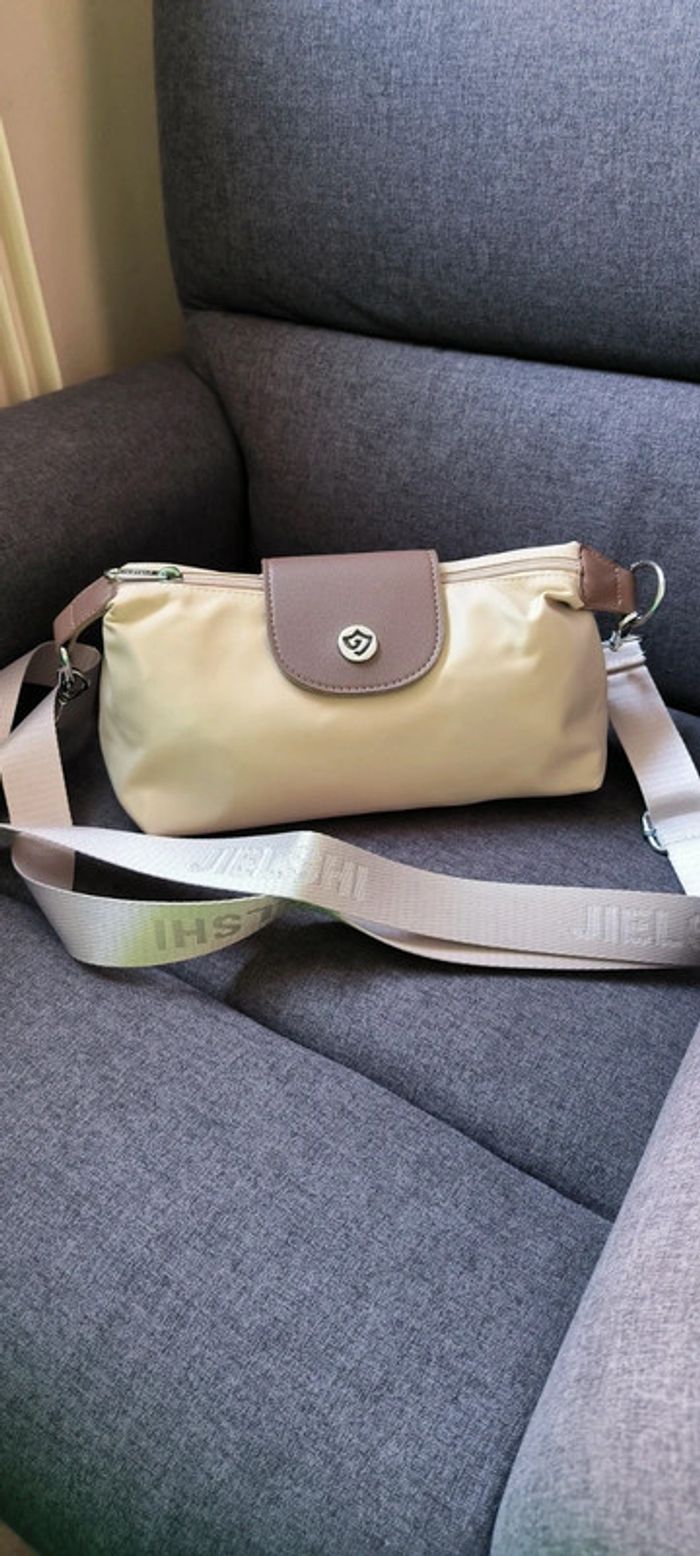 Sac à bandoulière très tendance de très bonne qualité avec compartiment - photo numéro 4