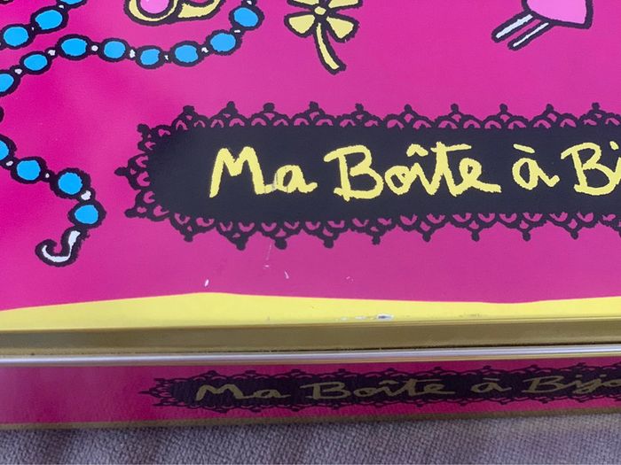 Boîte à bijoux derrière la porte Elle n’est pas neuve, a donc quelques marques - photo numéro 4