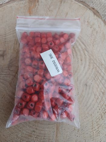 Sachet de 30 gramme de perles en bois cube rouge