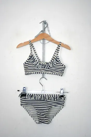 Maillot de bain 2 pièces rayé bleu marine et blanc 6/8 ans