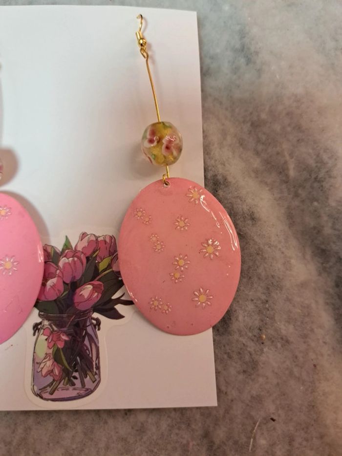 Boucles d'oreilles pendante en résine - photo numéro 7