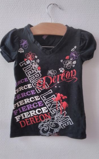 T-shirt noir avec inscriptions . Marque: Deréon