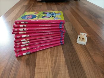 Lot 10 livres Little Petshop tomes 1 à 7 et 9 à 11+ 1 petshop + 1 petit meuble