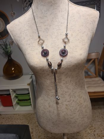 Collier. Sautoir. Argenté,  marron. 48 cm.