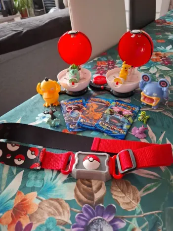 Magnifique pokeball toupie avec figurine et ceinture et lot de cartes pokemon neuve non officiel