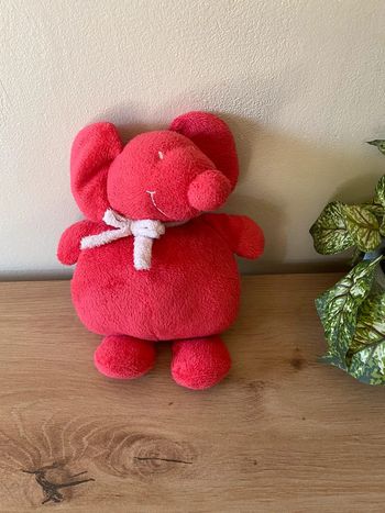 Doudou peluche souris rouge fuschia tape à l’œil