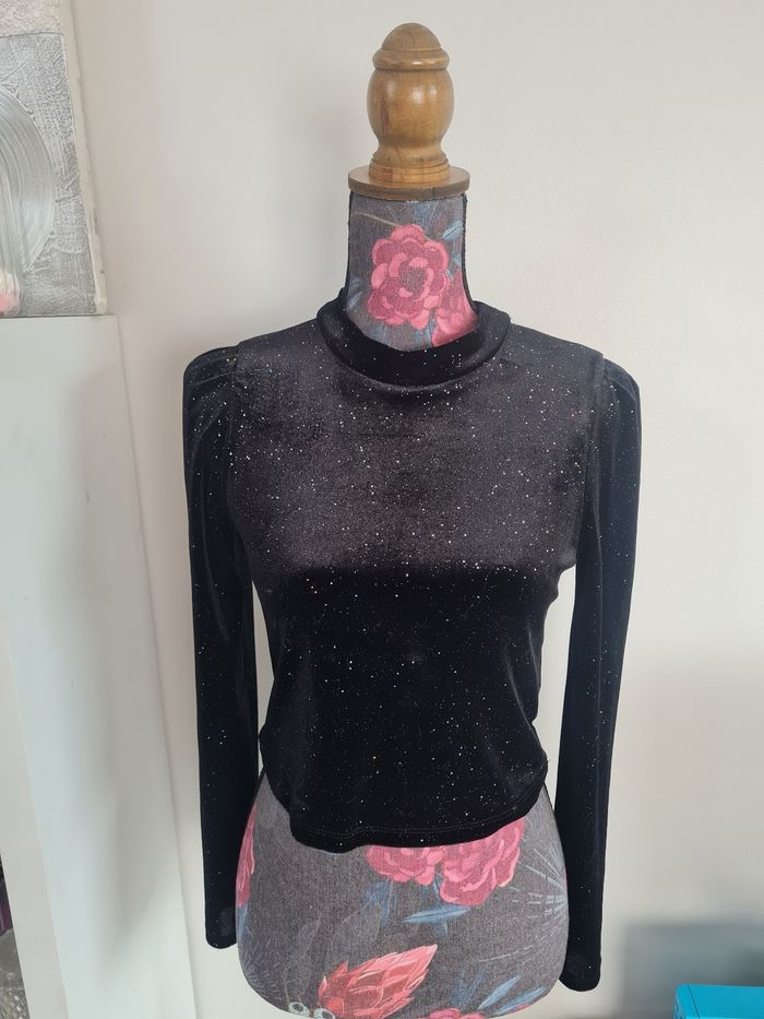 Joli haut noir velours pailleté