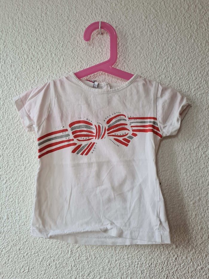 tee-shirt blanc avec coeur nœud