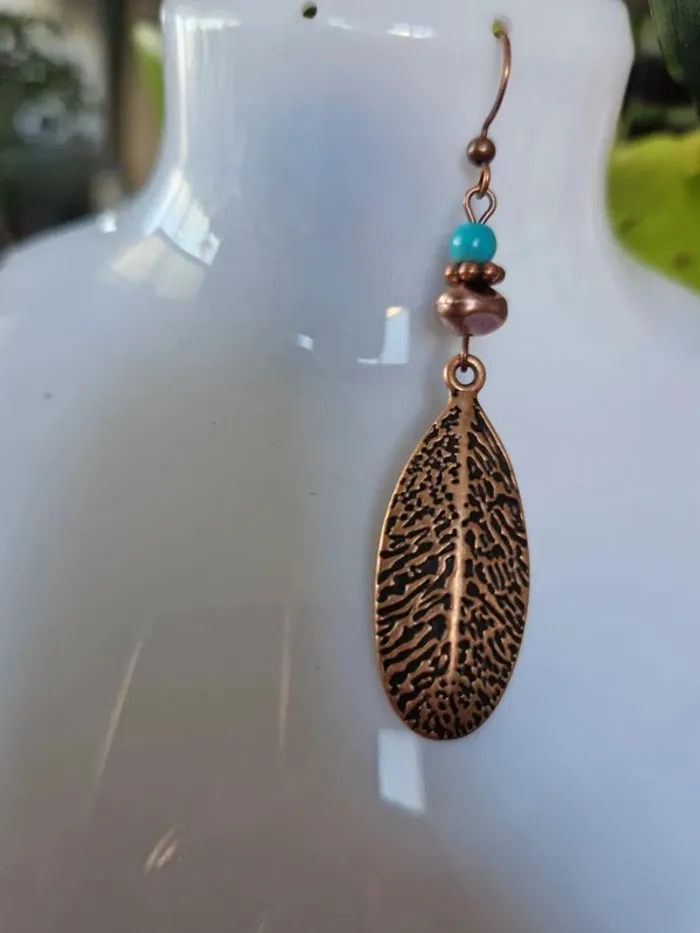 Boucles d'oreilles fantaisies couleur bronze plume - photo numéro 3