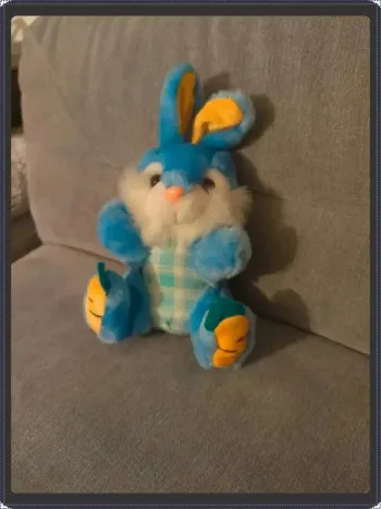Petite peluche lapin bleu