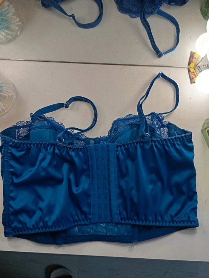Top en dentelle taille fr:100c. Eur:85c - photo numéro 3