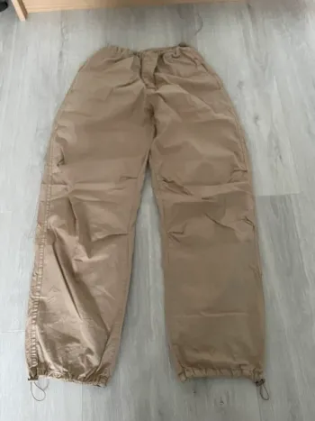 Pantalon parachute beige stradivarius y2k