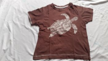 Tee-shirt marron motif tortue blanche