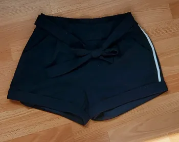 Short bleu foncé marine avec bandes blanches noires sur les côtes