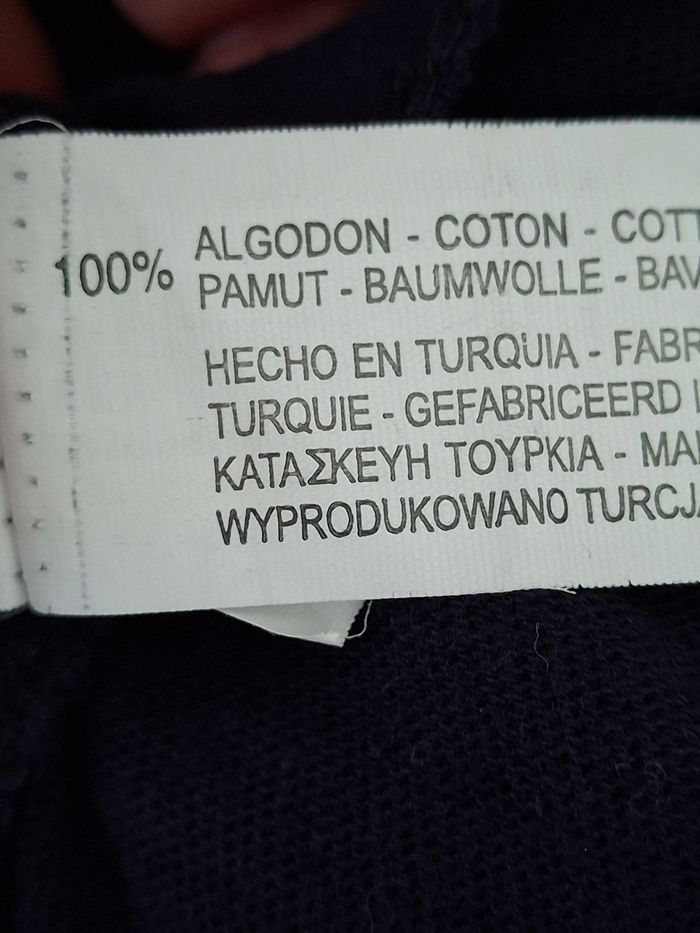 Robe courte bleu marine et col blanc 12 ans Zara
2 poches devant et bouton au niveau des manches 
Très bon état ni trous ni tache - photo numéro 9