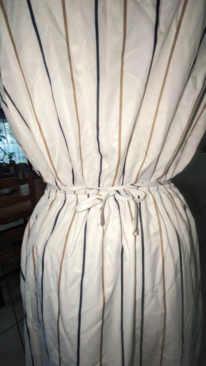 Robe midi à col surplis sans manche taille S/38 jamais porté - photo numéro 9