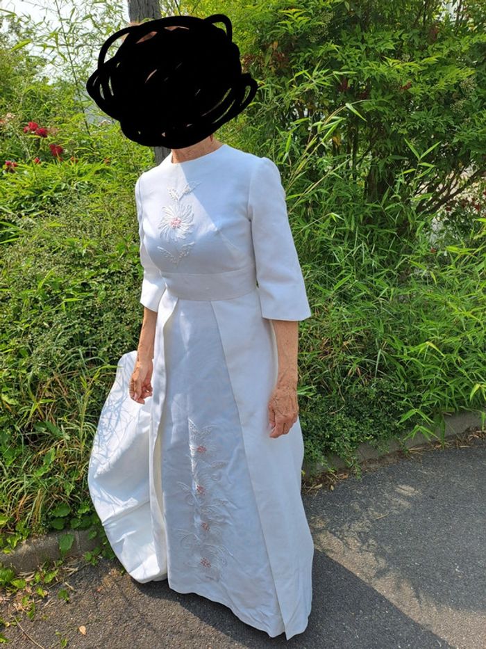 Robe mariée vintage brodée - photo numéro 2