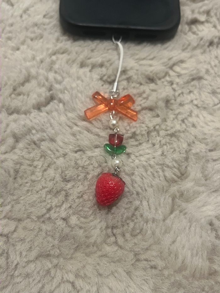 Charms pour téléphone fraise nana - photo numéro 3