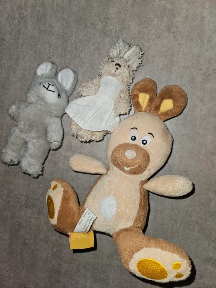 Lot de 3 peluches lapins – 2 petites + 1 moyenne Fizzy – bon état
