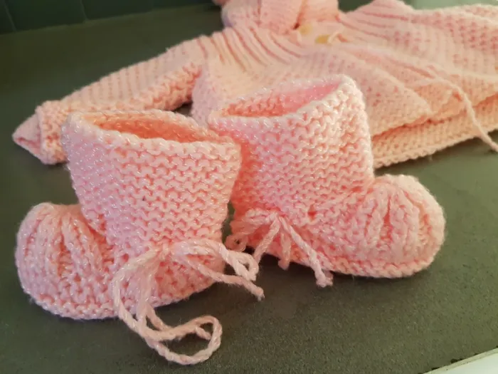 Veste et chaussons tricot bébé fille - photo numéro 2