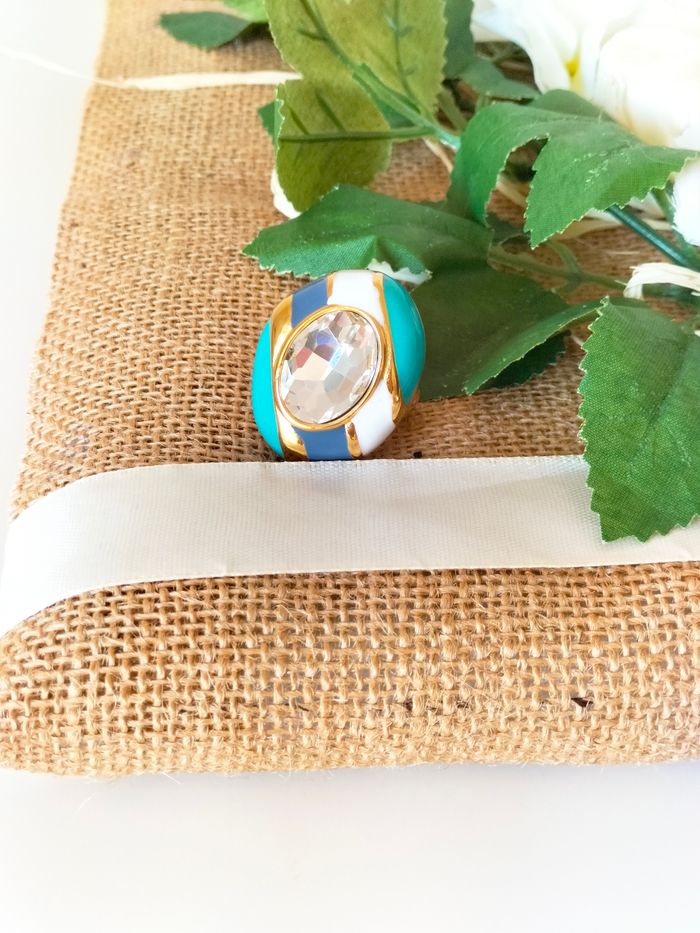 Bague originale et tendance en métal émaillé blanc et bleu avec pierres neuve - photo numéro 2