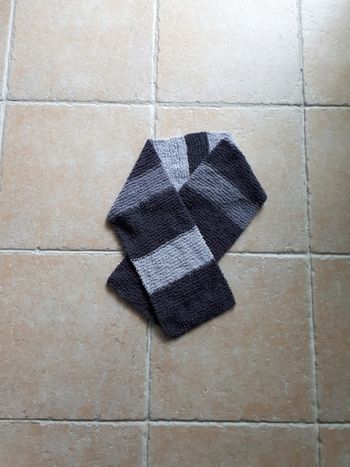 écharpe tricotée main grise