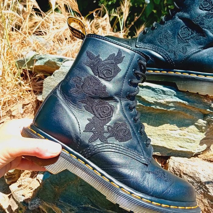Dr. Martens Vonda Mono Black roses noires brodées 38 - photo numéro 2