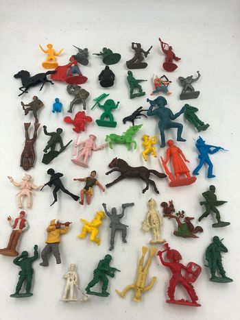 Lot de 46 figurines soldats divers