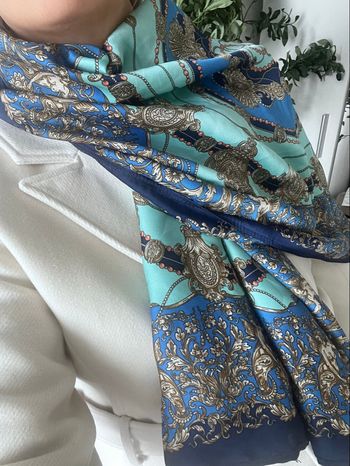 Foulard élégant motifs baroques bleu et turquoise