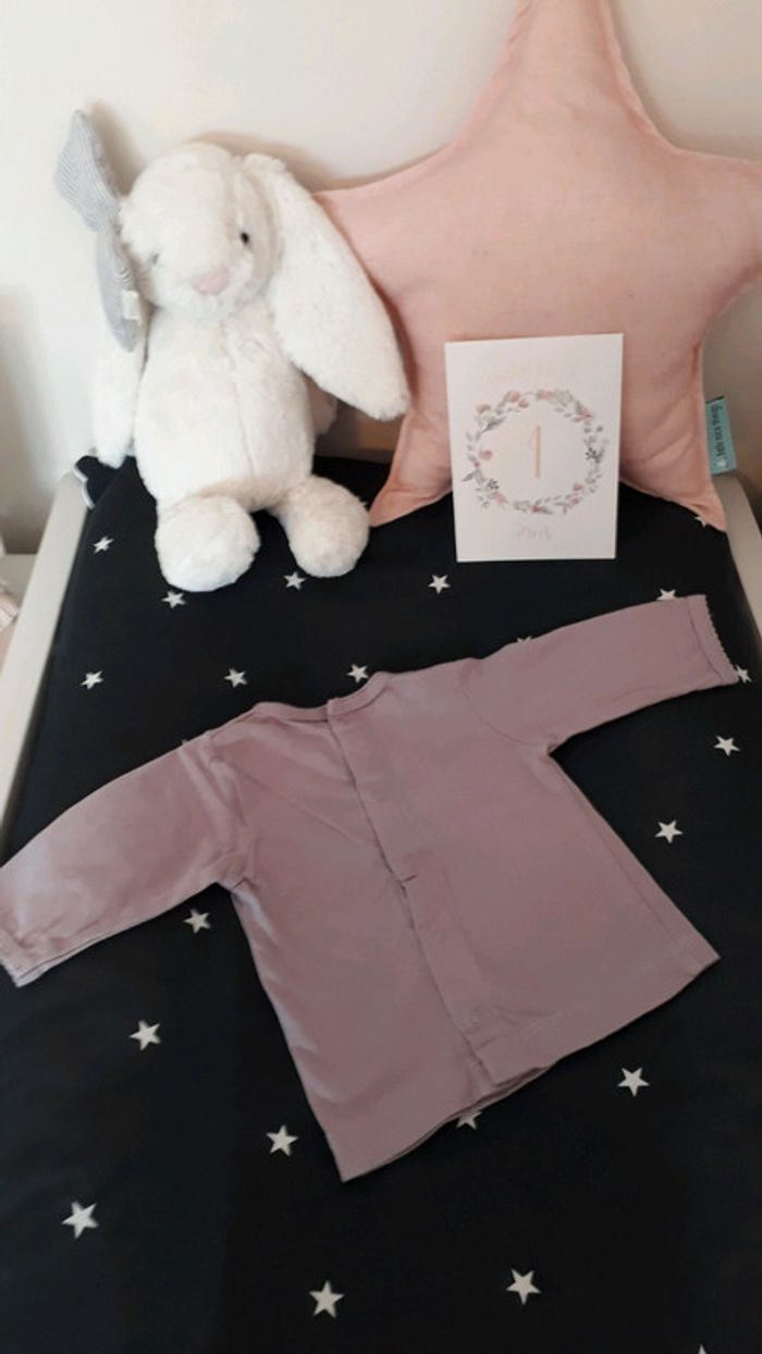 Tee-shirt mauve Kiabi taille 1 mois en très bon état - photo numéro 3