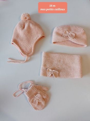 Ensemble 2 bonnets , écharpe et gants