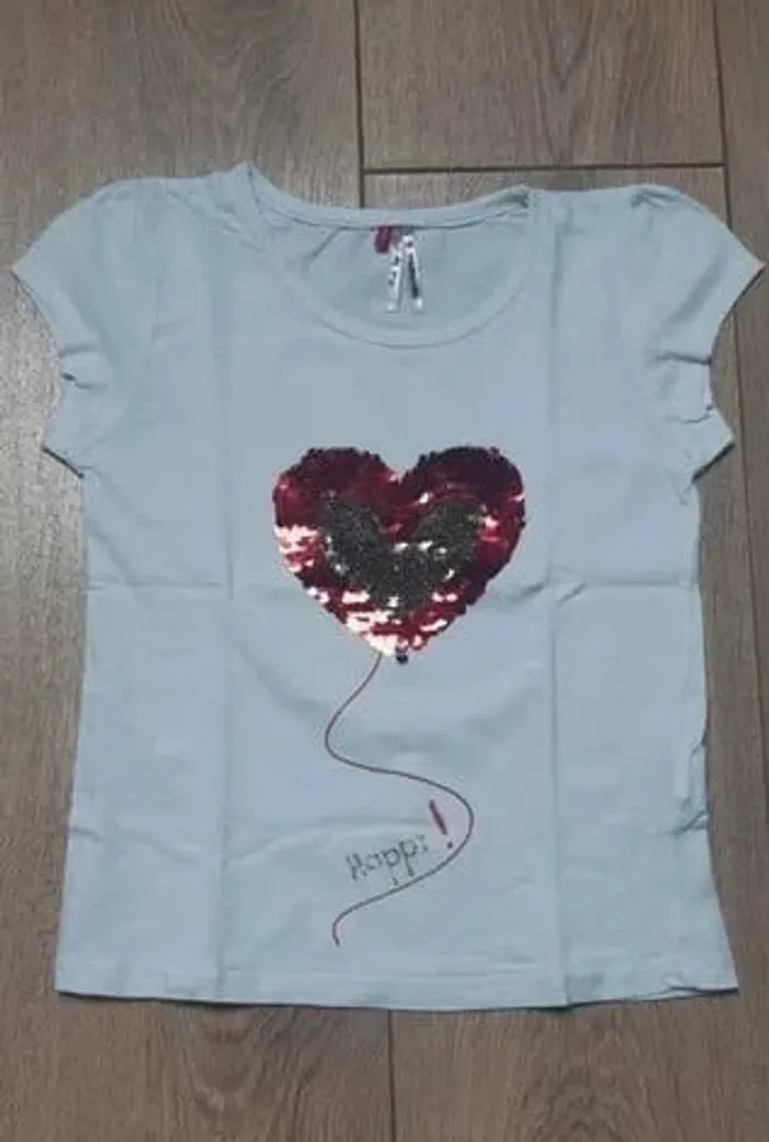 Tee-shirt Mc blanc séquins réversibles motif coeur 8 ans en très bon état