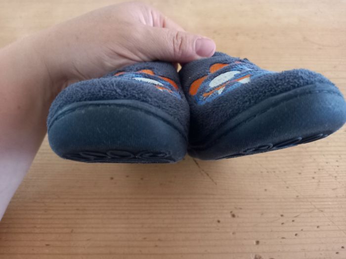 Jolis chaussons garçon Isotoner 24 bleu motif monstre - photo numéro 4
