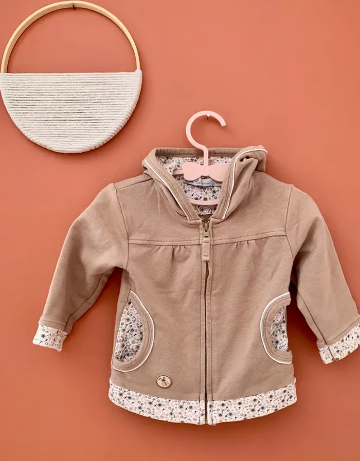 Veste beige à capuche doublée fleurs – in Extenso – Taille 9 mois