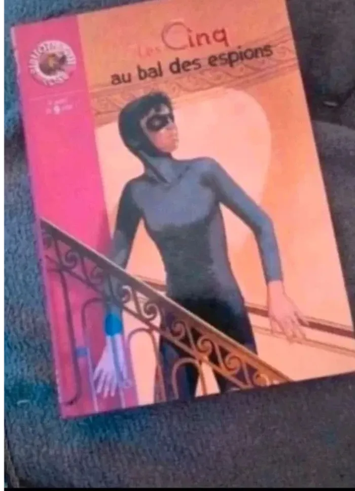 La Bibliothèque Rose les cinq au bal des espions à partir de 9 ans très bon état
