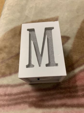 Petite lampe de couleur lettre M