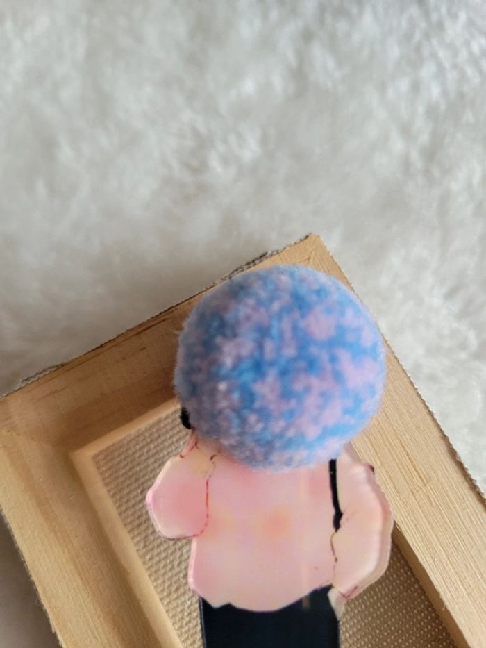 Broche petite femme pull rose - photo numéro 3