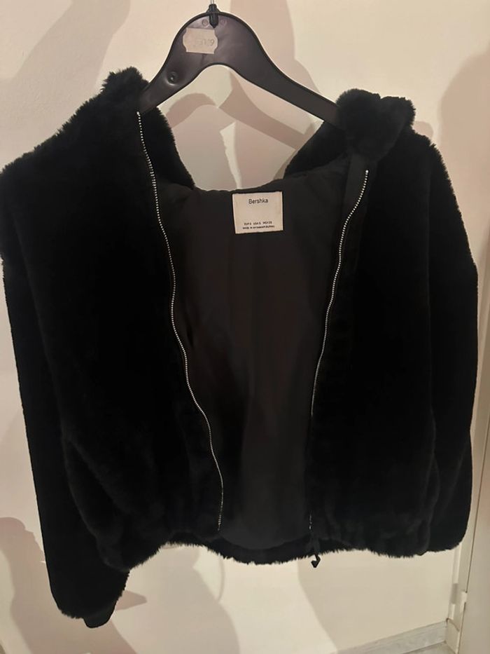 Veste noire en fausse fourrure bershka