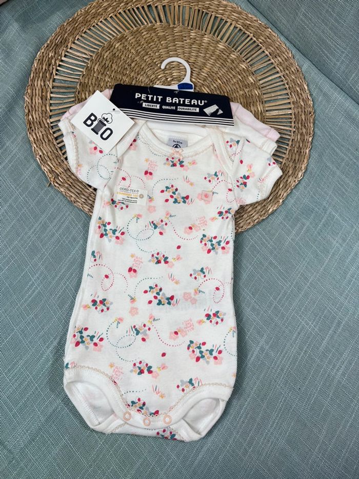 Lot 3 bodies 3 mois neuf petit bateau