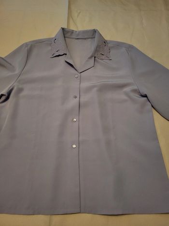 Blouse femme lilas, broderie au col