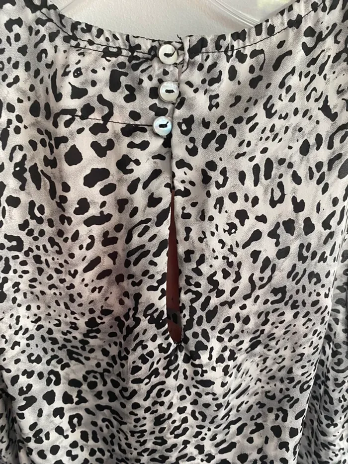 Blouse sans manche eva & lola léopard noir gris et blanc - photo numéro 6