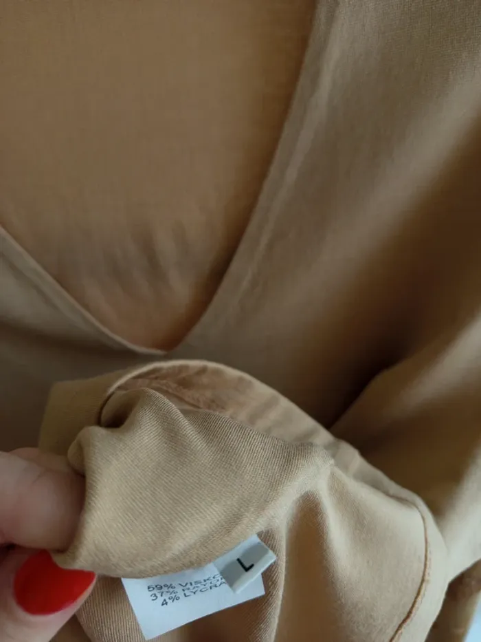 Top beige uni col V Bruno Saint Hilaire taille L - photo numéro 5