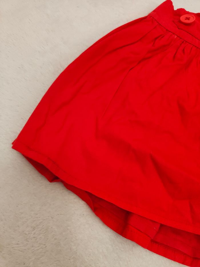 Jupe rouge à bouton - photo numéro 3