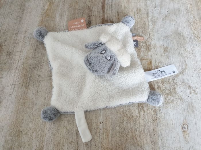 Doudou tao mouton blanc gris tape à l'œil