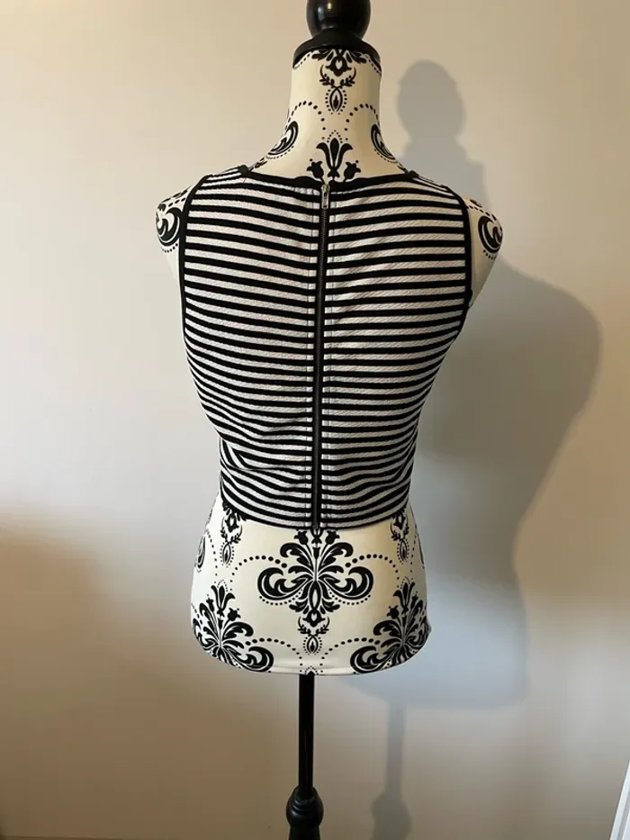 Crop top débardeur Orcelly taille M/L rayé noir et blanc avec dentelle - zippé dos - photo numéro 5