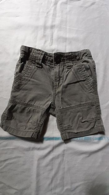Short gris kaki avec poches plaquées derrière