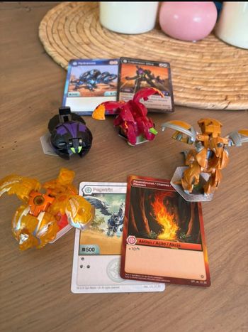 Lot 8 Bakugans avec cartes jeux + jetons