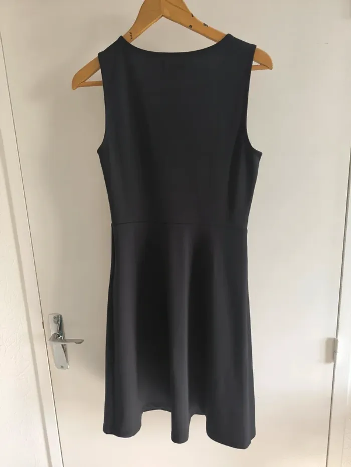 Robe noir patineuse - photo numéro 3