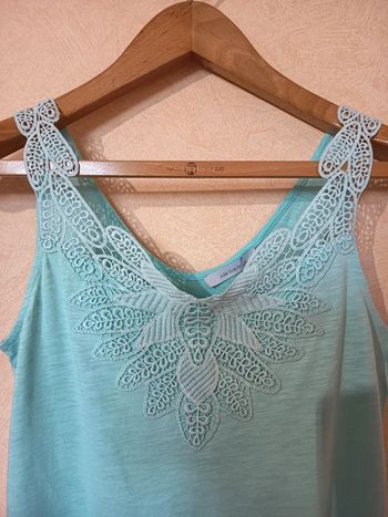 Tee-shirt bretelles . Marque Julie guerlande . Belle dentelle du haut des bretelles au col.